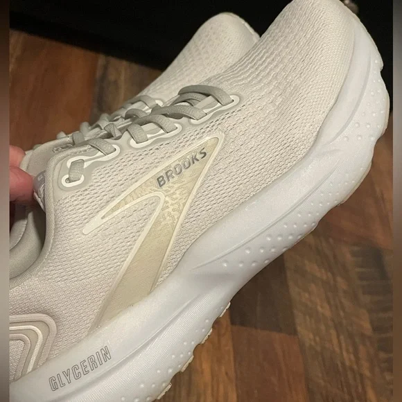 EUC Women’s Brooks Glycerin Cream and White Size 9 - Picture 8 of 13